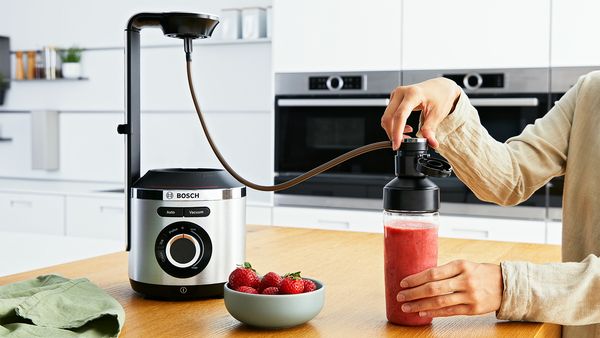 Mise sous vide d’un smoothie fraîchement préparé directement dans la bouteille ToGo avec le blender sous vide VitaPower Série 8.