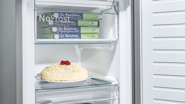 Primo piano di un congelatore con cassetti e grande ripiano per conservare vari alimenti.