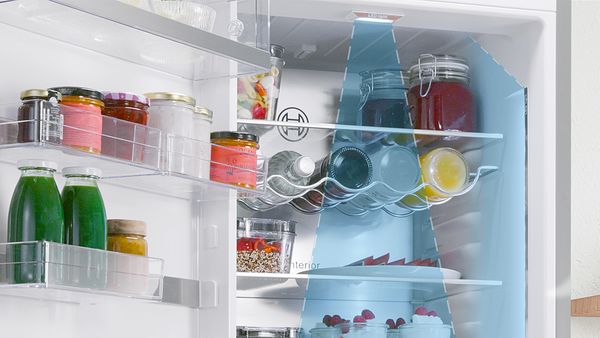 Salātu bļoda ledusskapī-saldētavā, apgaismota ar spilgtu un energoefektīvu LED gaismu.
