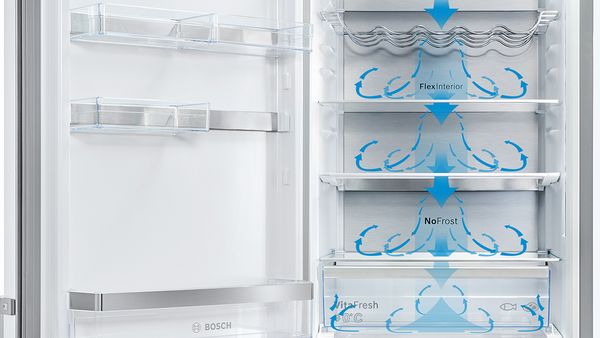 Atvērts ledusskapis-saldētava ar zilām bultiņām, kas ilustrē gaisa cirkulāciju ledusskapī.
