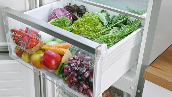 VitaFresh XXL ledusskapja atvilktne, piepildīta ar augļiem un dārzeņiem.
