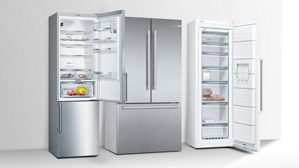 En rekke med et kombiskap, et kjøleskap med fransk dør og en fryser.