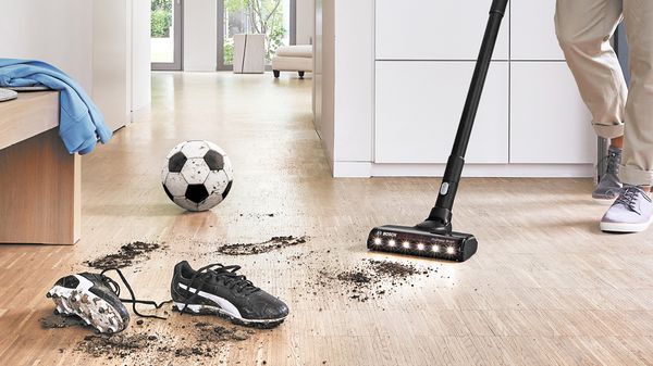 Un modello ProPower aspira efficacemente lo sporco dalle scarpe da calcio. 
