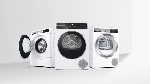 Linha mostrando uma máquina de lavar e secar roupa, uma máquina de lavar e uma máquina de secar roupa.