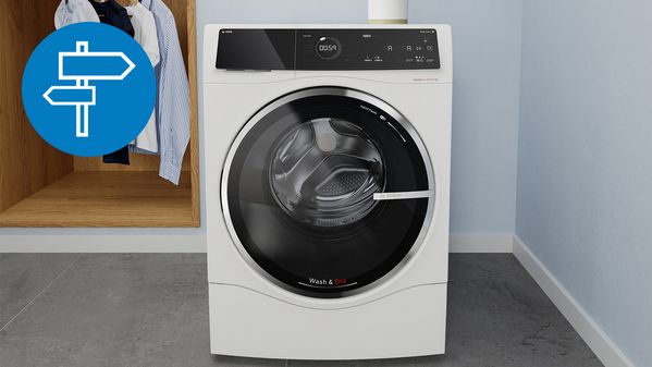 En blå skyltikon över en bild av en tvätt/torkmaskin i en ljus tvättstuga framför en öppen garderob med strukna skjortor.