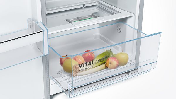 Æbler og porrer opbevaret i VitaFresh-skuffen på et Bosch amerikanerkøleskab.