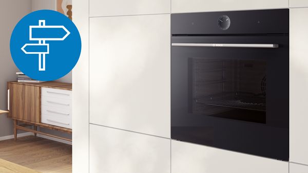Ein Einbau-Dampfbackofen in einer weißen Küche mit Produktberater-Symbol.