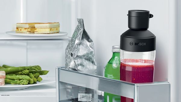 ToGo-Flasche mit Smoothie steht in einem Kühlschrank.