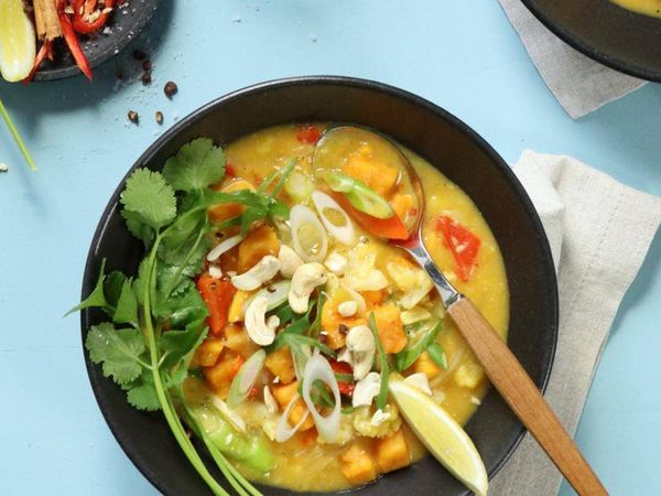 One-Pot Süßkartoffel-Curry mit Blumenkohl und Paprika.