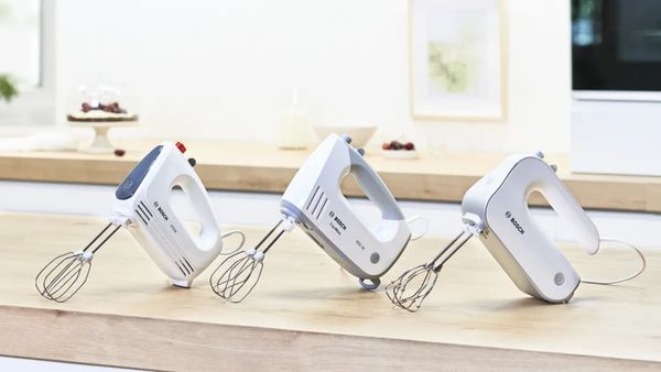 Eine Auswahl aus der Bosch Handrührer-Reihe steht auf einer Küchenarbeitsplatte.