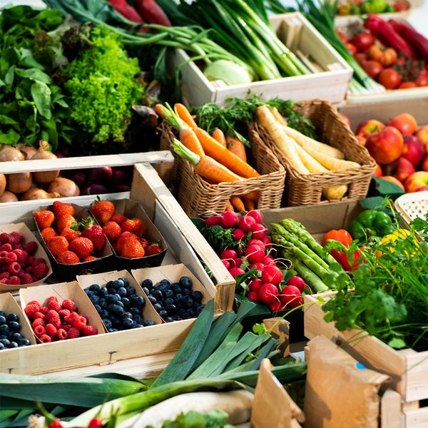 Frutta e verdura fresca di stagione su un banco del mercato