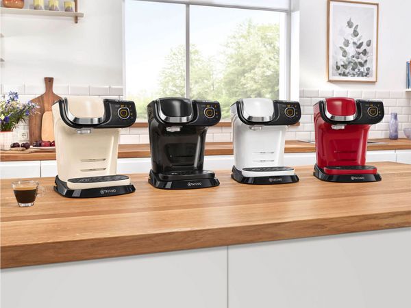 Kávovar TASSIMO MYWAY 2 v štyroch rôznych farbách na kuchynskej linke.