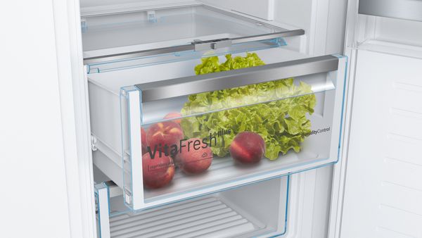 Due cassetti VitaFresh con controllo dell'umidità e conservazione a zero gradi pieni di frutta, verdura e carne.
