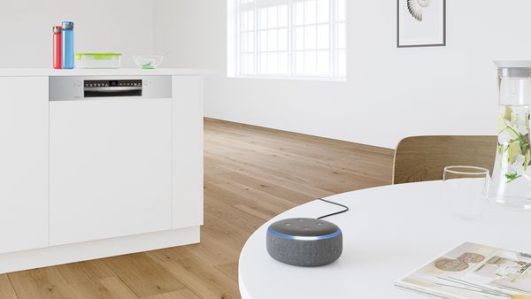 Dispositivo Alexa collegato alla lavastoviglie sopra un tavolo.