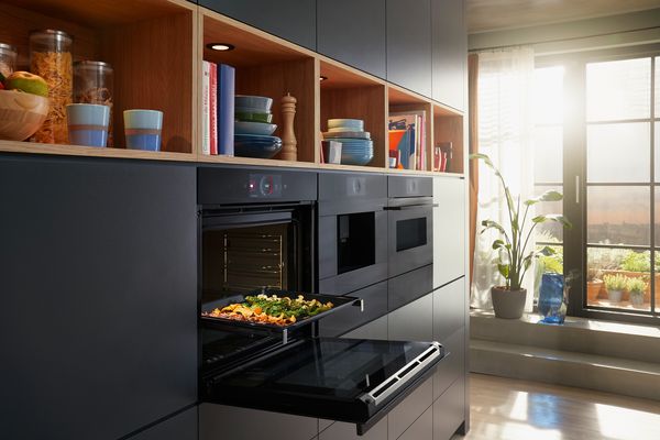 De Like A Bosch tv-reclame van de nieuwe Bosch Serie 8 ovens wordt getoond en attendeert op de functies Steam Plus-functie, PerfectBake Plus en Air Fry-functie.