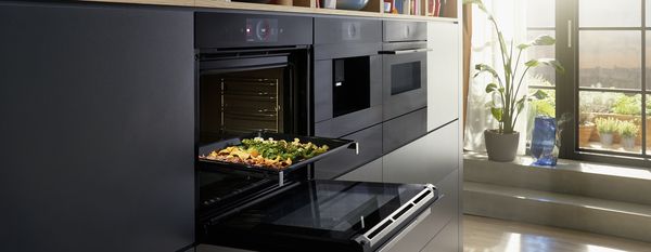Zobrazuje sa televízna reklama Like A Bosch na nové zabudovateľné rúry Serie l 8. – poukazuje na funkcie varenia v pare SteamPlus, PerfectBake Plus a AirFry.