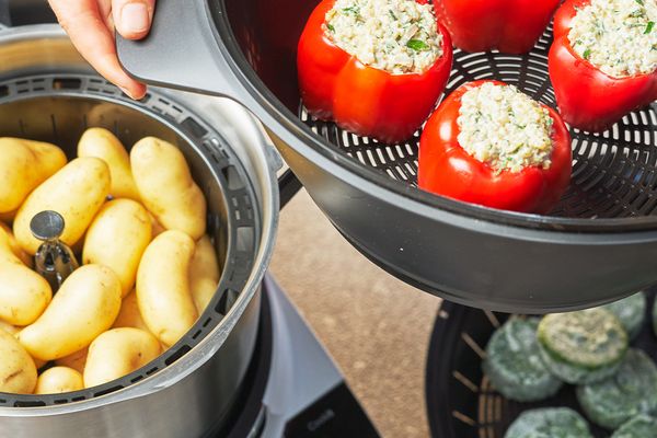 Pommes de terre dans le panier vapeur juste avant que les poivrons farcis dans l'accessoire vapeur soient placés sur Cookit. 