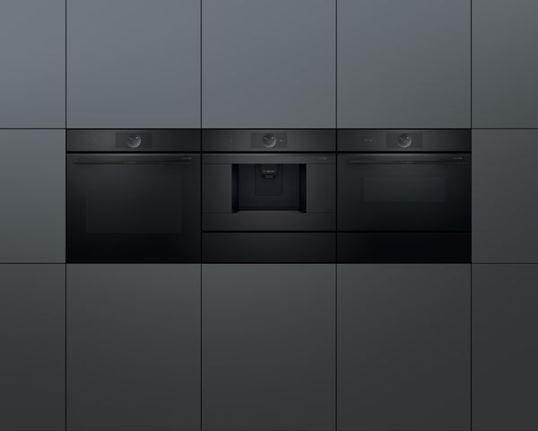 Zwarte oven in witte keuken