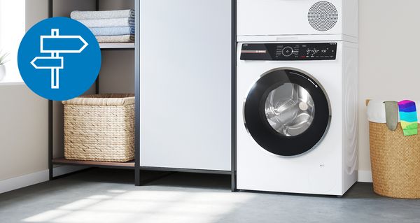 Moderne Waschküche mit einer Bosch Frontlader-Waschmaschine und deinem Wäschekorb daneben