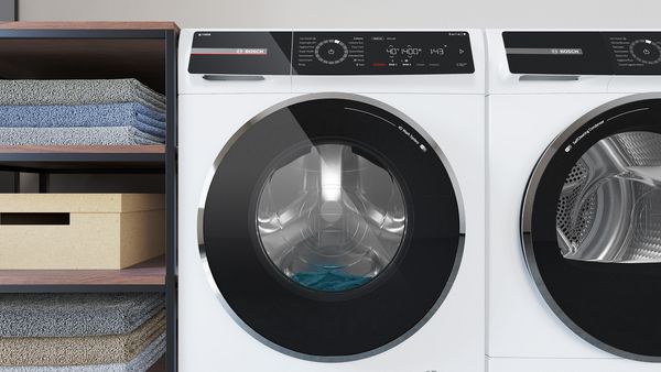 Egy Bosch Series 8-as mosógép egyetlen ruhaneműt mos a Mini Load funkcióval.