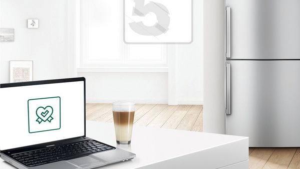 Un tablet su una cucina a isola con un'icona che rappresenta lo strumento per le prenotazioni online di Bosch. 