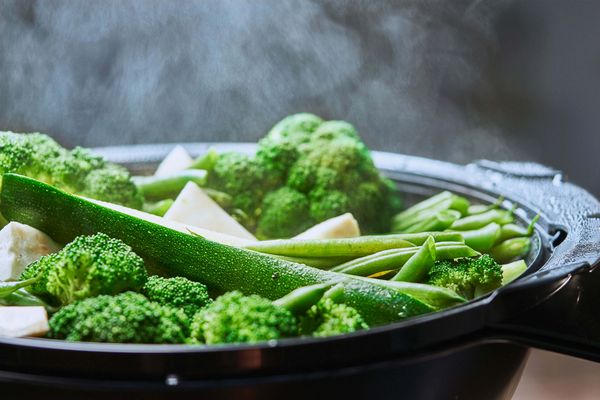 Dampfgegartes Gemüse, noch warm im Dampfgaraufsatz.