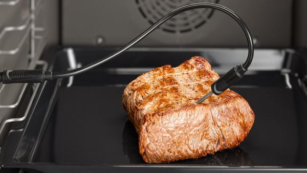 Carne assada tenra com uma sonda de carne.
