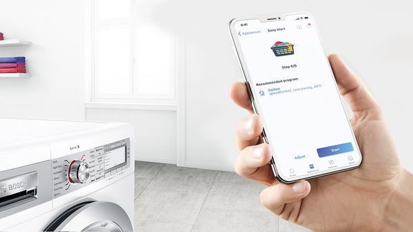 Una persona che controlla una lavatrice dall'app Home Connect.