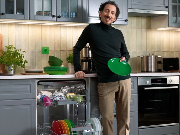 En man står vid sin Bosch oppvaskmaskin