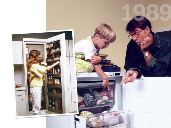 Zwei Bilder mit Hausgeräten aus dem Jahr 1989. Im Hintergrund ist ein offener Gefrierschrank auf dem ein Kind sitzt und hinein zeigt. Ein Mann lehnt über die offene Tür und zeigt ebenfalls hinein. Im Vordergrund ist das Bild eines offenen Kühlschranks mit einer Frau die gerade etwas einsortiert.