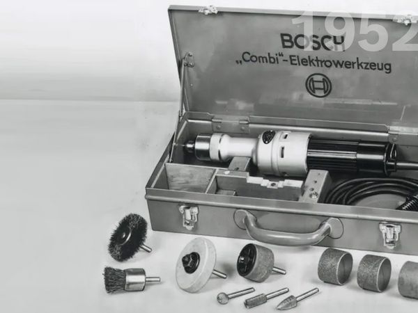 Ein offener Combi-Werkzeugkoffer aus dem Jahr 1952 mit dem Elektrowerkzeug und entsprechenden Aufsätzen.