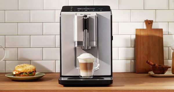 Serie 2 VeroCafe Kaffeevollautomat mit Cappuccino auf einer Küchenarbeitsplatte.