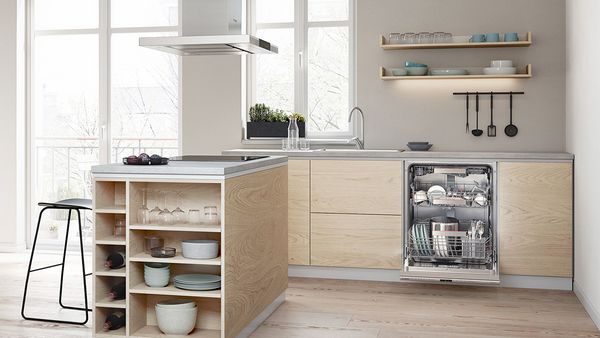 Helle Küche mit Bosch Geschirrspüler