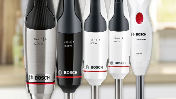 Een close-up van verschillende Bosch staafmixers met verschillende vermogens.