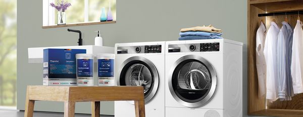Original-Waschmaschinenreiniger und Entkalker von Bosch in einem Waschraum