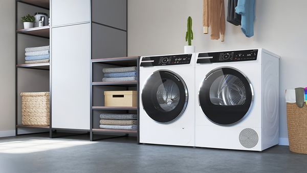Zwei Bosch Wäschetrockner in einem modernen Wäschekeller