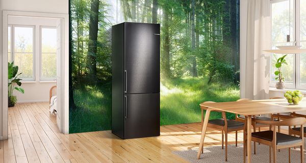 Skaista, antīka dzīvokļa virtuves un ēdamistabas zonas kopējais skats ar Green Collection ledusskapi ar saldētavu fototapetes priekšā attēlo zaļu, saules pielietu mežu.