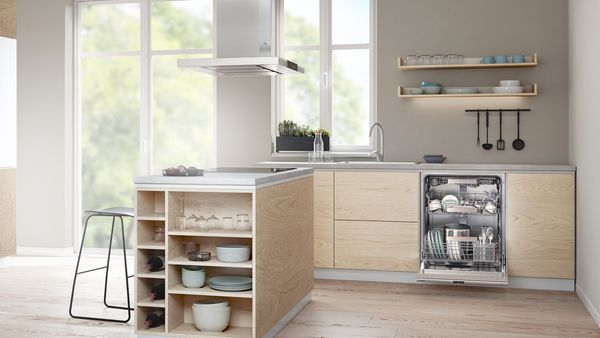 „Bosch“ virtuvė su mediniais baldais ir atvira indaplove.   