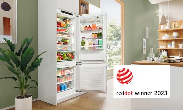 Bucătărie modulară modernă şi elegantă cu combină frigorifică încorporabilă XXL şi etichetă care indică decernarea premiului Red Dot Design Award 2023.