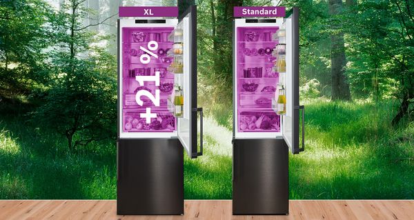 Vergleichsansicht der beiden GreenCollection Kühl-Gefrier-Kombinationen in XL- und Standardgröße. Die XL-Version weist ein grafisches Overlay „+21 %“ auf.