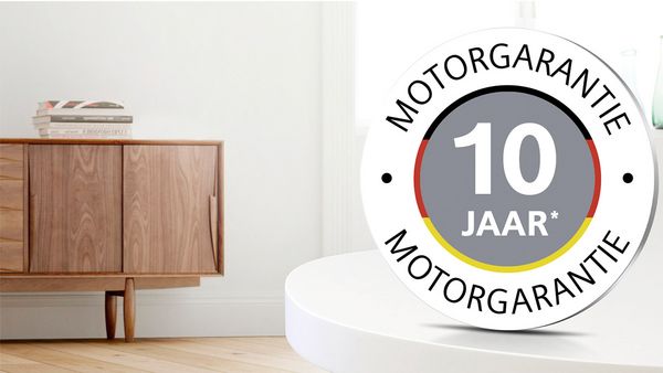 Het logo voor de 10 jaar motorgarantie op Bosch stofzuigers is over de afbeelding van een woonkamer geplaatst.