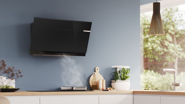 Il design angolato garantisce una ventilazione ottimale e lascia uno spazio sufficiente per avere una visione chiara della cucina.