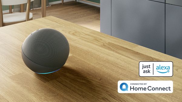 Dispozitivul cu funcţie Amazon Alexa este aşezat pe un blat de bucătărie.