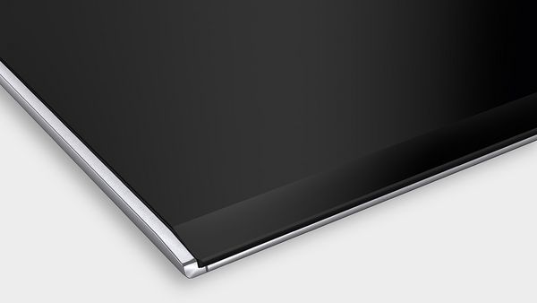 Nærbilde av induksjonsplatetopp med toppramme-design fra Bosch Serie 6.