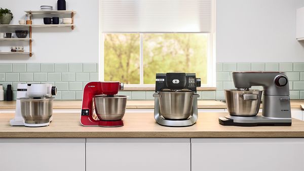 Vier Bosch-Küchenmaschinen-Baureihen nebeneinander.