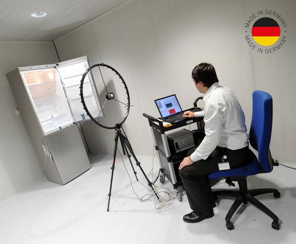 Bosch-Techniker prüft das Frischesystem VitaFresh; Made in Germany-Logo