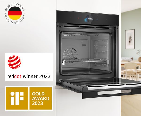 Geöffneter Bosch Einbaubackofen Made in Germany-Logo: RedotDot winner 2023-Siegel; iF Gold Award 2023-Logo