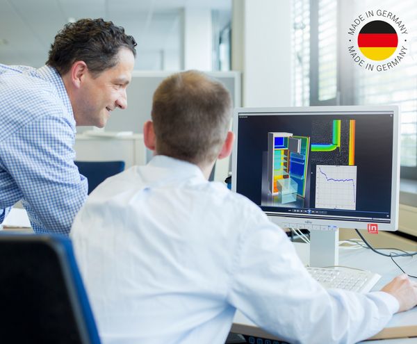 Zwei Bosch Ingenieure vor einem Monitor; Made in Germany-Logo