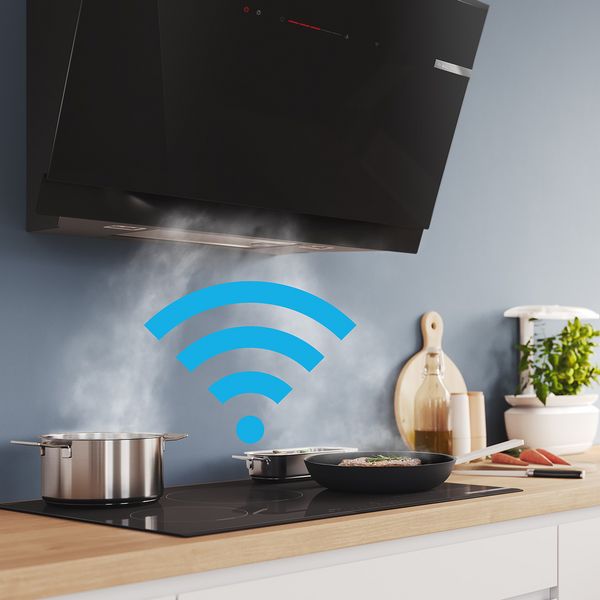Das WLAN-Symbol überlagert ein Bild mit einem Topf auf einem Kochfeld, aus dem Dampf zur Schrägesse emporsteigt.