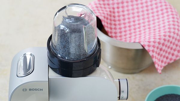 Mohn im Universalzerkleinerer mit Mahlmesser montiert auf einer Bosch Küchenmaschine.